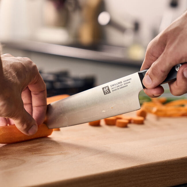 Zwilling Gourmet Coltello da Cuoco 20 cm su tagliere con carote – Tuttocasa Domodossola