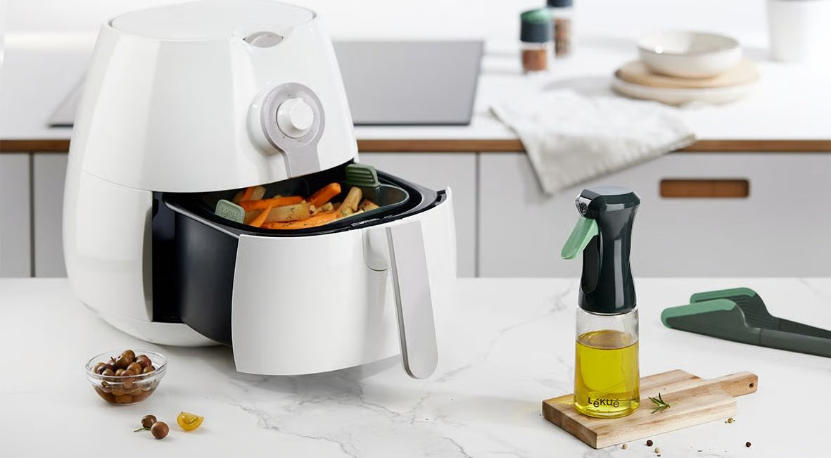 Lekuè Spruzzatore Olio accanto a friggitrice ad aria in cucina moderna — Tuttocasa Domodossola