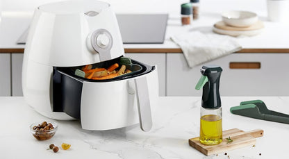 Lekuè Spruzzatore Olio accanto a friggitrice ad aria in cucina moderna — Tuttocasa Domodossola