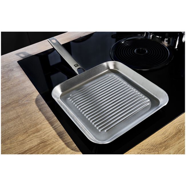 Zwilling Plus bistecchiera quadrata 24x24 cm dettaglio scanalature e manico ergonomico - Tuttocasa Domodossola
