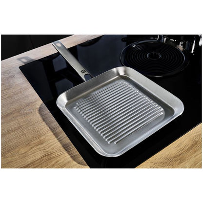 Zwilling Plus bistecchiera quadrata 24x24 cm dettaglio scanalature e manico ergonomico - Tuttocasa Domodossola