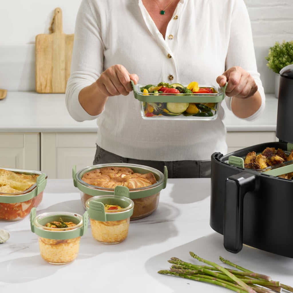 Lekuè Mini Cups con uovo al forno e pasta sfoglia servite su tagliere in legno – Tuttocasa Domodossola
