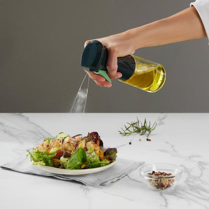 Lekuè Spruzzatore Olio in uso su insalata con pollo — spray a ventaglio fine — Tuttocasa Domodossola