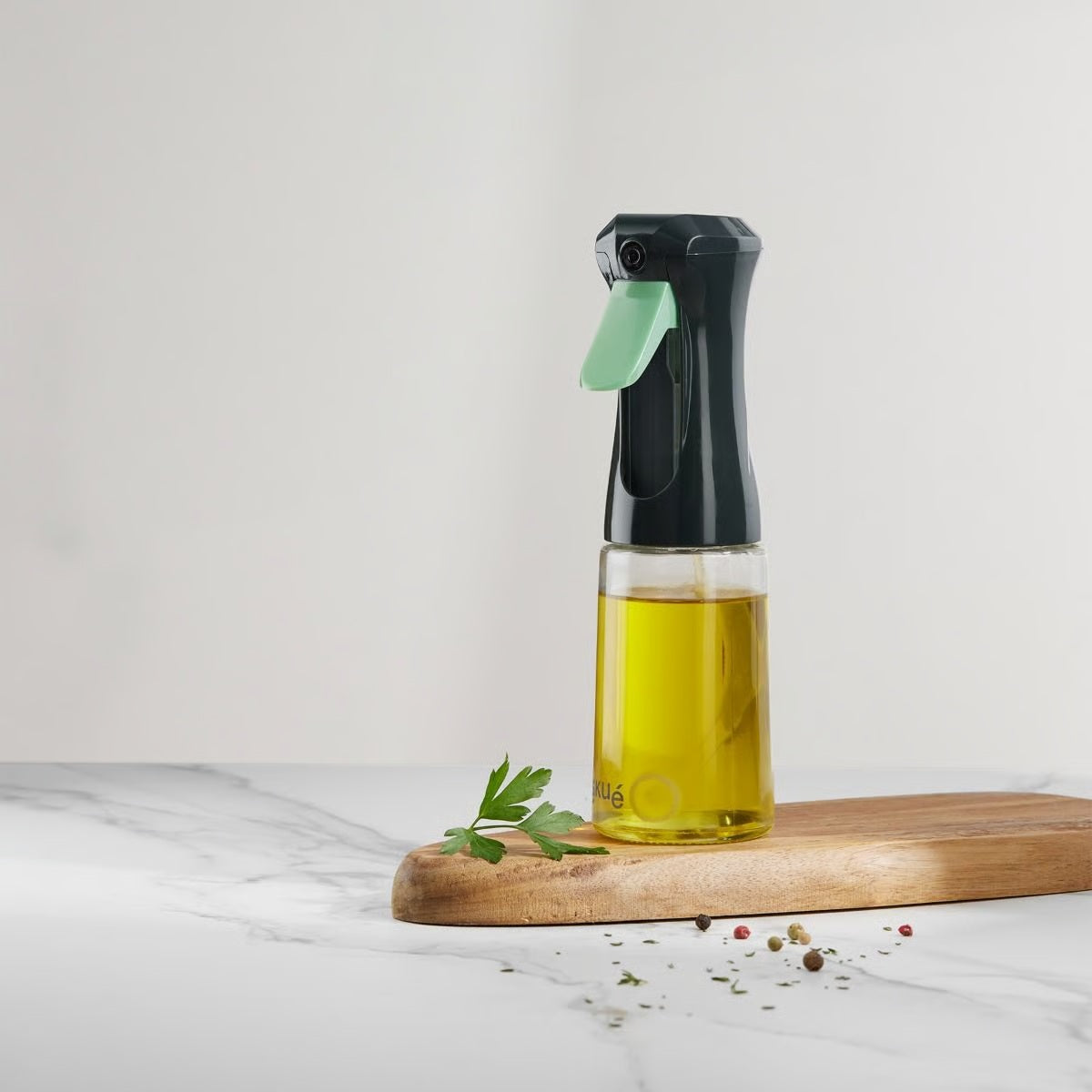 Lekuè Spruzzatore Olio per friggitrice ad aria su tagliere in legno con erbe — Tuttocasa Domodossola