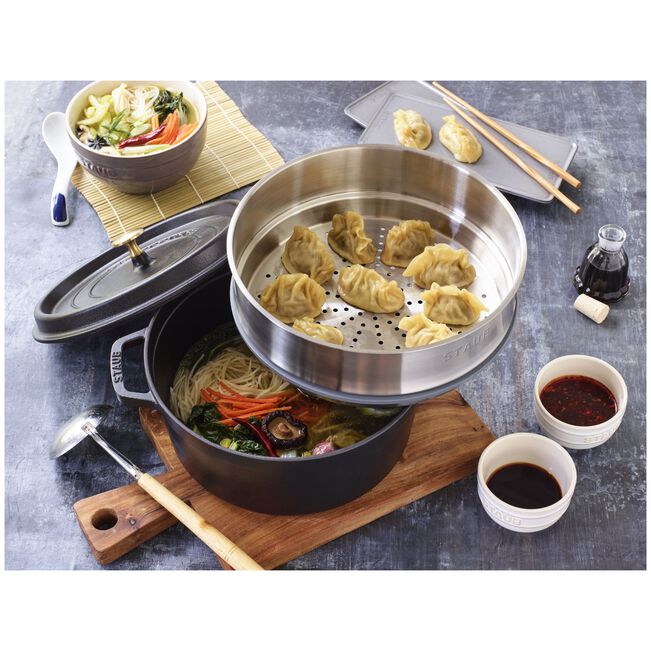 Staub Cocotte 26 cm Grigio Grafite con cestello vapore in uso – Tuttocasa Domodossola