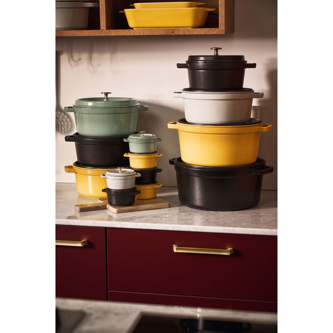 Staub Cocotte Rotonda 28 cm nera dettaglio coperchio e pomello ottone - Tuttocasa Domodossola