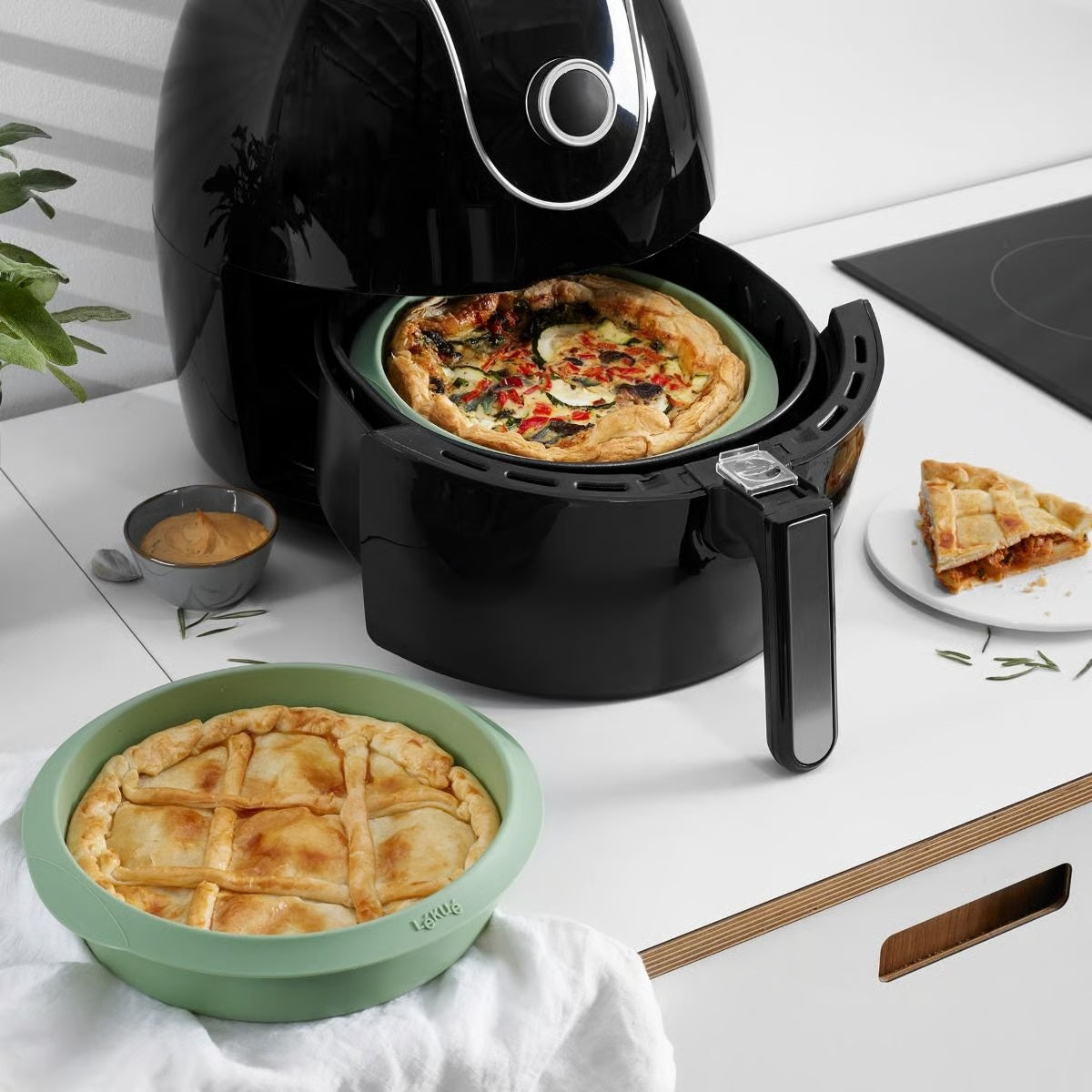 Lekuè stampo silicone per air fryer con torta salata cotta dentro friggitrice nera – Tuttocasa Domodossola