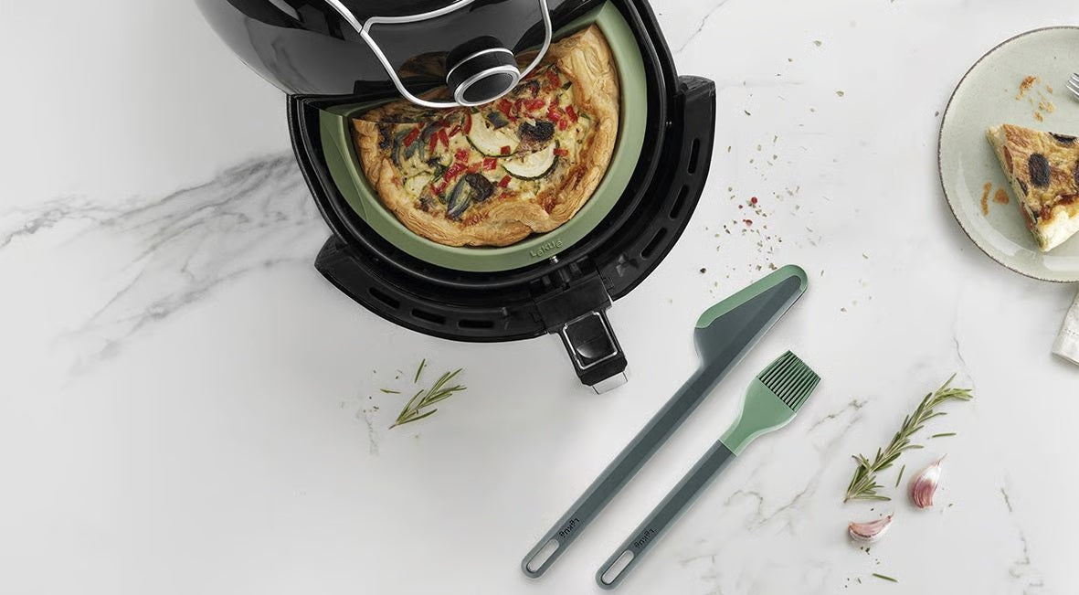Lekuè Air Fryer Essential Kit con stampo, pinze e pennello su piano marmo – Tuttocasa Domodossola