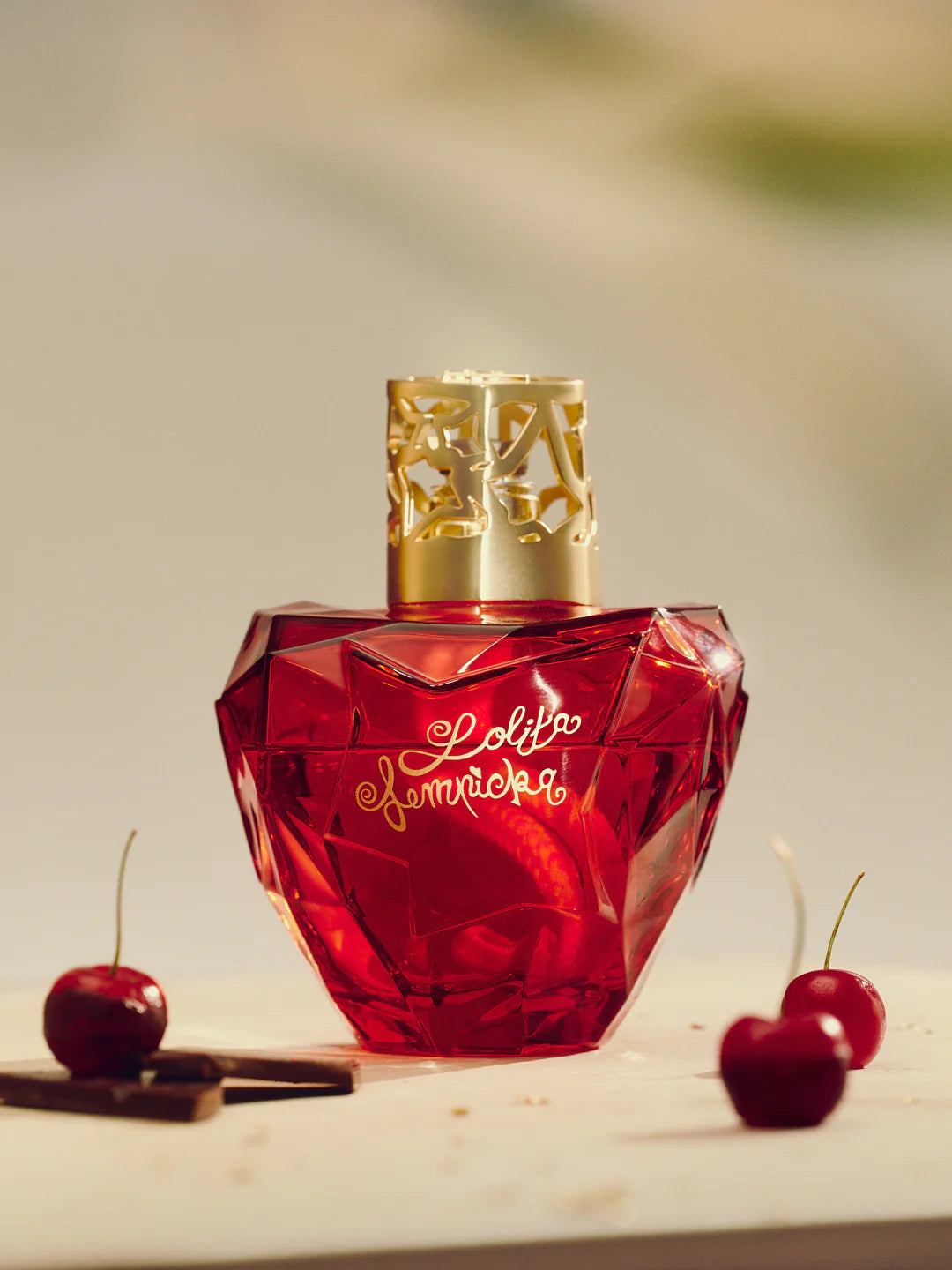Maison Berger Lolita Lempicka Sweet dettaglio flacone vetro laccato rosso foglie edera | Tuttocasa Domodossola