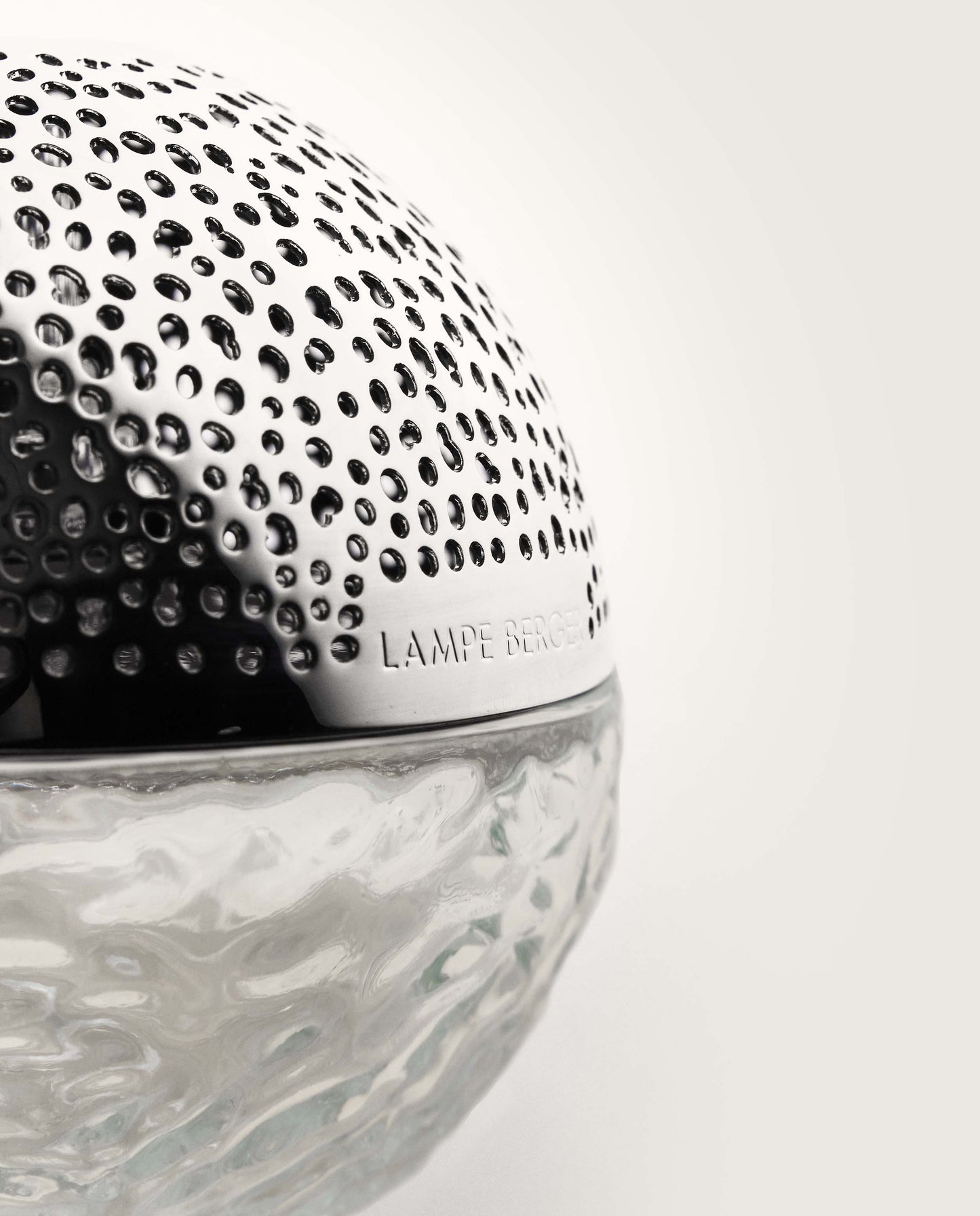 Maison Berger Lampe Gravity Trasparente vista completa coprifiamma argento | Tuttocasa Domodossola