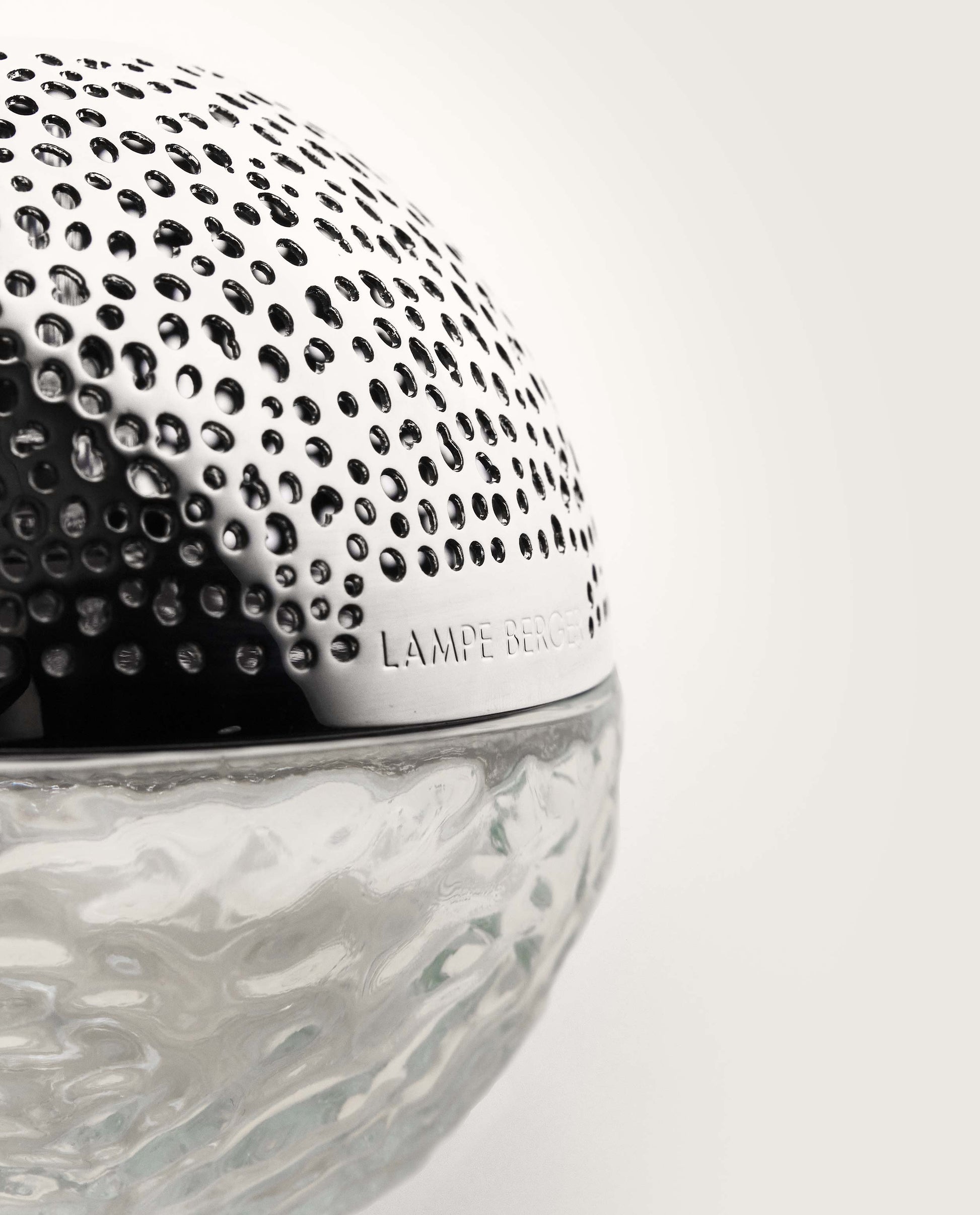 Maison Berger Lampe Gravity Trasparente vista completa coprifiamma argento | Tuttocasa Domodossola