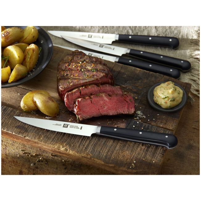 Zwilling Set Coltelli da Bistecca Liscio 6 pezzi su tagliere con carne – Tuttocasa Domodossola