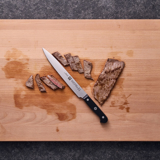 Zwilling Gourmet Coltello da Carne 20 cm su tagliere con carne affettata – Tuttocasa Domodossola