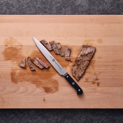 Zwilling Gourmet Coltello da Carne 20 cm su tagliere con carne affettata – Tuttocasa Domodossola