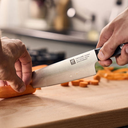 Zwilling Gourmet Coltello da Cuoco 20 cm su tagliere con carote – Tuttocasa Domodossola