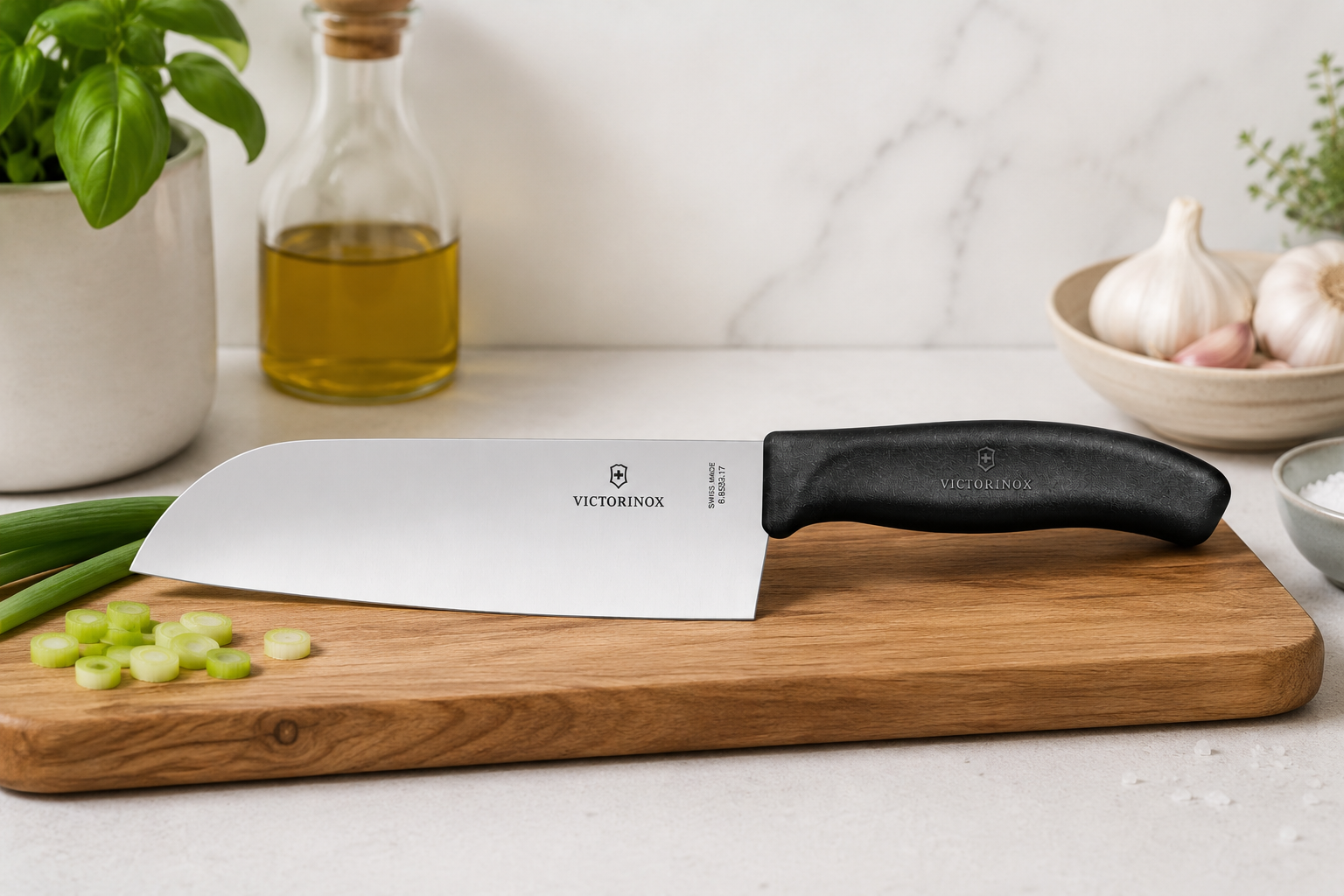 Victorinox Santoku 17 cm su tagliere legno con erbe aromatiche – Tuttocasa Domodossola