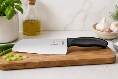 Victorinox Santoku 17 cm su tagliere legno con erbe aromatiche – Tuttocasa Domodossola