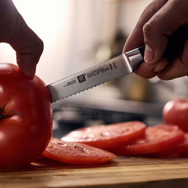 Zwilling Vier Sterne Coltello Universale Seghettato dettaglio lama FRIODUR in uso – Tuttocasa Domodossola