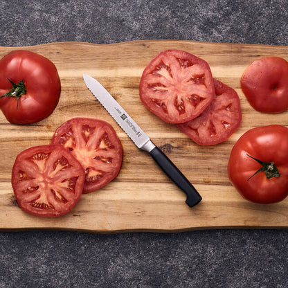 Zwilling Vier Sterne Coltello Universale Seghettato 13 cm su tagliere con pomodori – Tuttocasa Domodossola