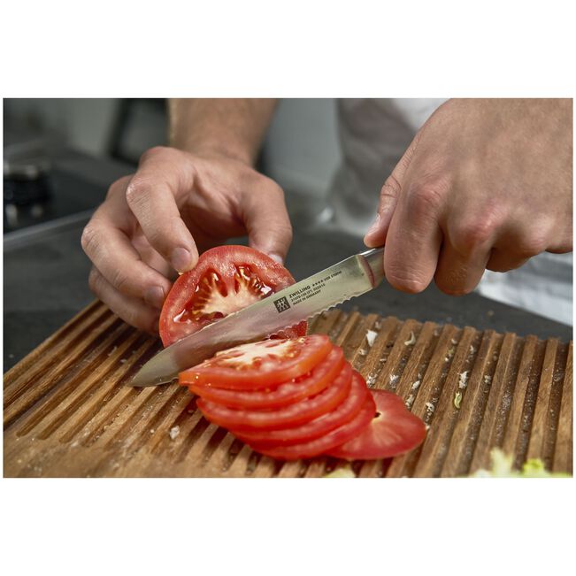 Zwilling Vier Sterne Coltello Universale Seghettato 13 cm in uso con pomodoro – Tuttocasa Domodossola