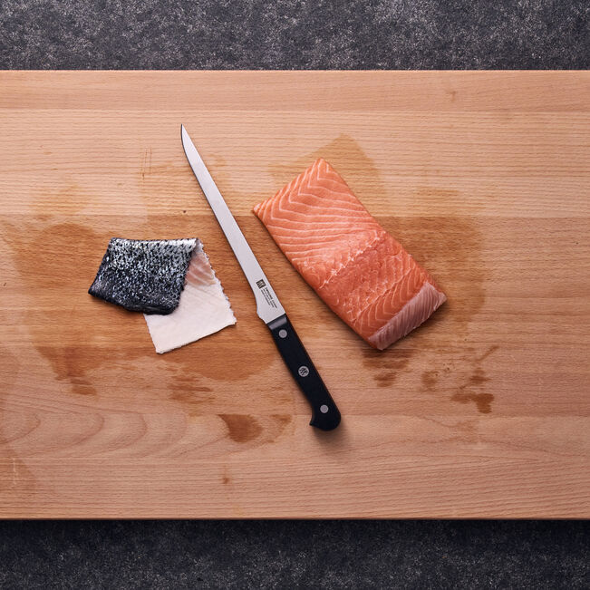 Zwilling Gourmet Coltello da Filettare 18 cm su tagliere con filetto salmone – Tuttocasa Domodossola