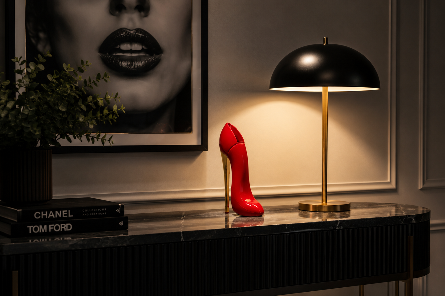Sequenze Glam vaso decorativo scarpa tacco oro in ambiente elegante – Tuttocasa Domodossola