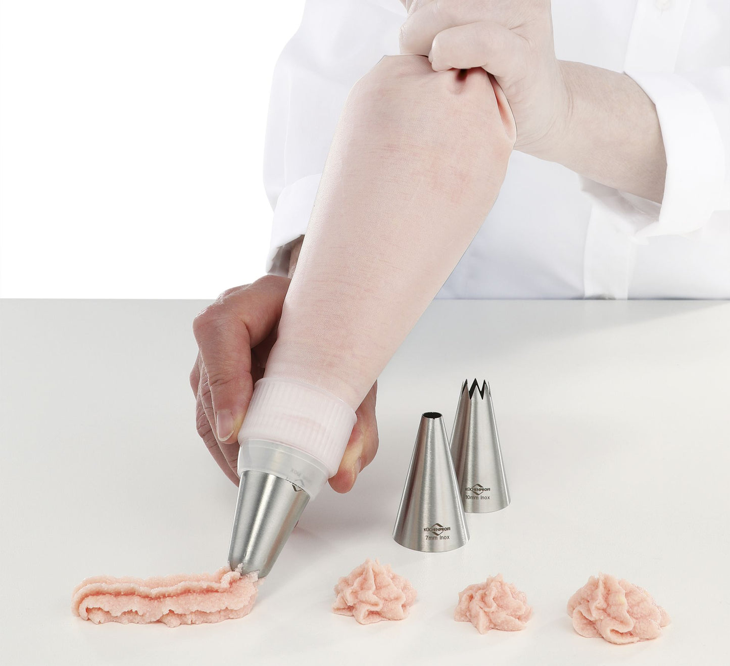 Chef usa sac-à-poche Küchenprofi Bake con beccucci 7 mm e 10 mm in cucina | Tuttocasa Domodossola
