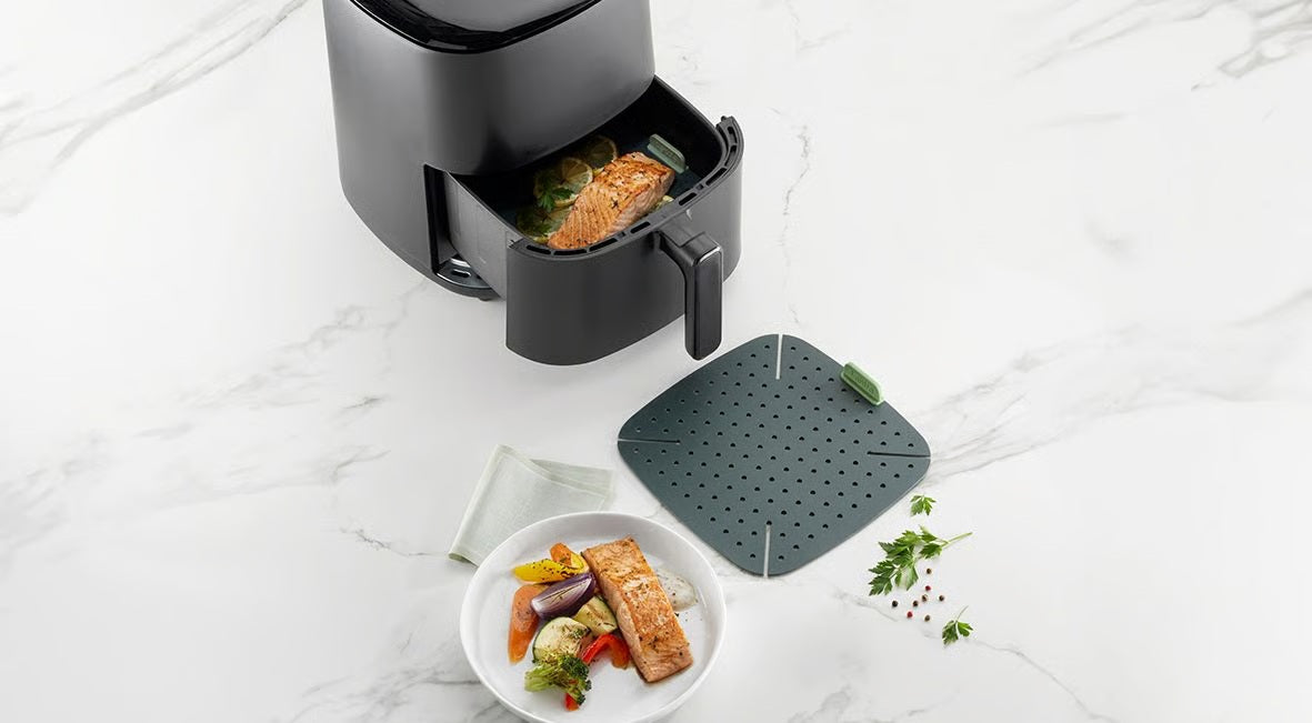 Lekuè Air Fryer Mat inserita nel cestello della friggitrice ad aria – Tuttocasa Domodossola