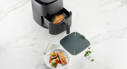 Lekuè Air Fryer Mat inserita nel cestello della friggitrice ad aria – Tuttocasa Domodossola