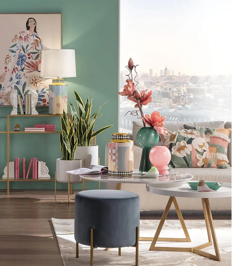 Giara in porcellana decoro geometrico dorato su tavolino, in living con vasi e lampada