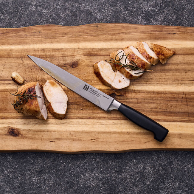 Zwilling Vier Sterne Coltello da Carne 20 cm su tagliere con pollo arrosto – Tuttocasa Domodossola