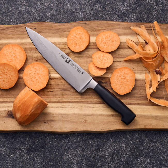 Zwilling Vier Sterne Coltello da Cuoco 20 cm su tagliere con patate dolci – Tuttocasa Domodossola