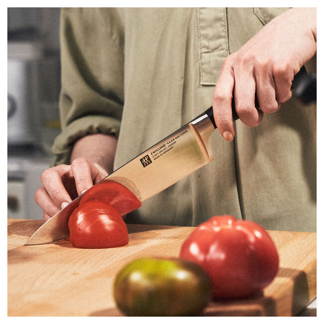 Zwilling Vier Sterne Coltello da Cuoco 20 cm in uso per tagliare pomodoro – Tuttocasa Domodossola